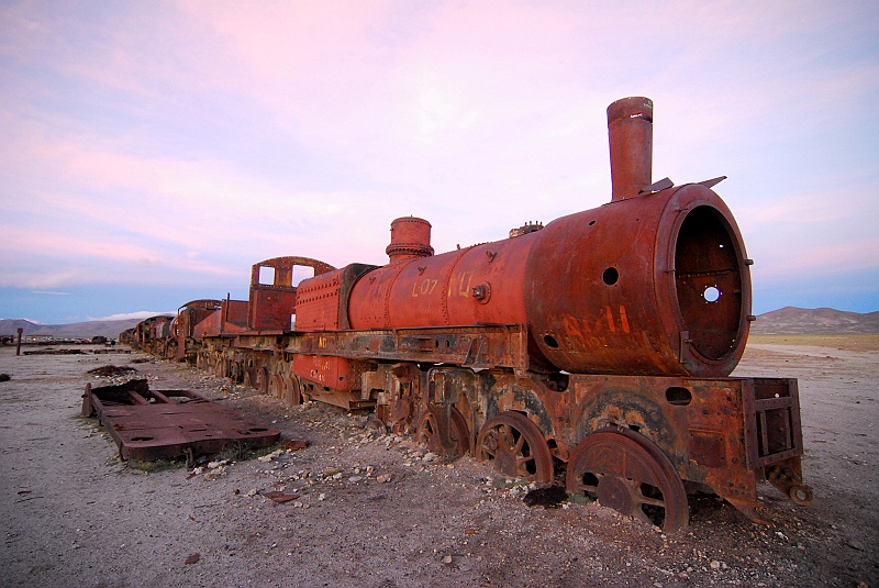 Laura i Astronom_super-42.JPG - Cmentarzysko starych lokomotyw w Uyuni. Stoją za sobą w szeregu, zardzewiałe biedactwa, uszeregowane od całkiem starutkich do coraz to nowszych modeli. (Zdjęcie: Laura i Astronom)